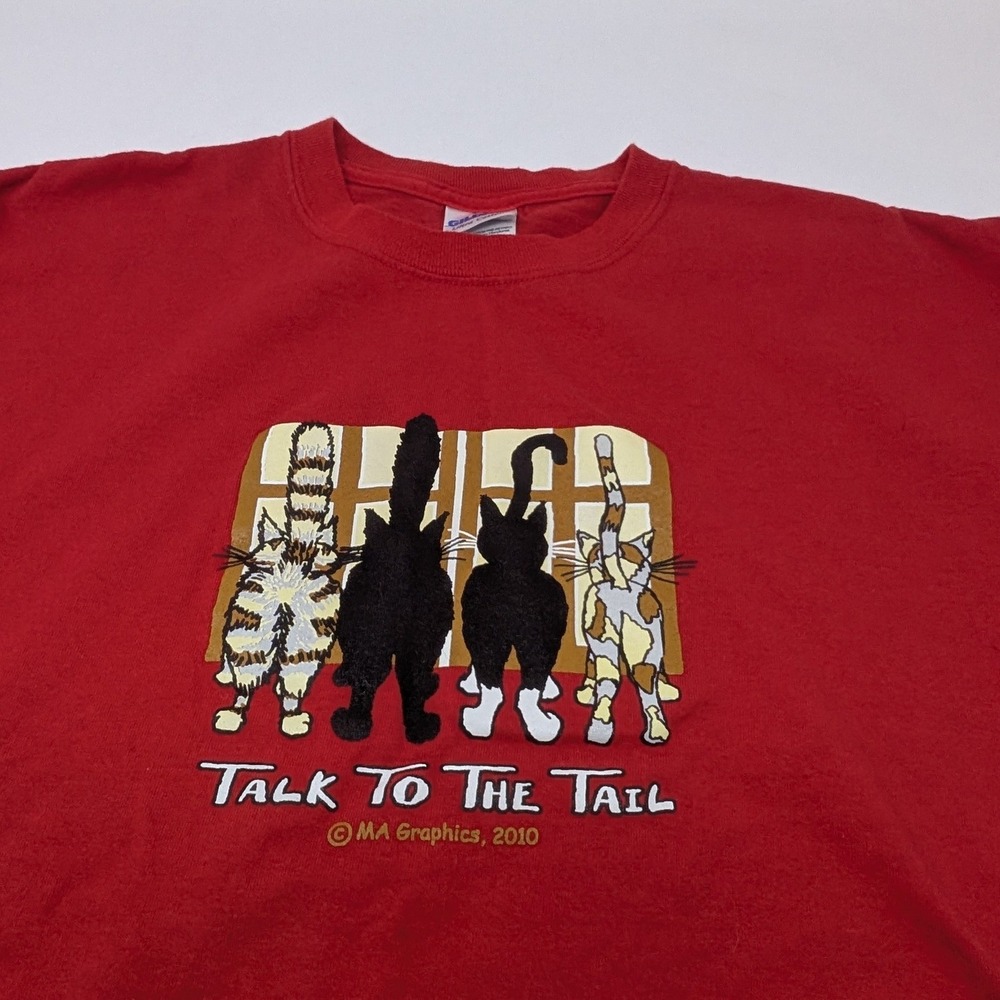 'Talk to the Tail' Cat Graphic T-Shirt Gildan Unisex M Red  Y2K Funny Tee